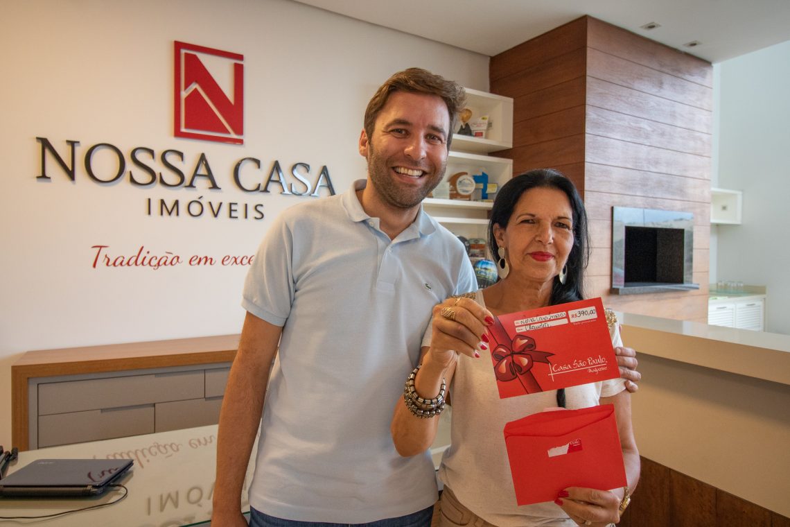 A Corretora Claudete Alves ganhou de um vale-presente da Casa São Paulo  recebendo a premiação do Sócio-diretor Jeferson Selau