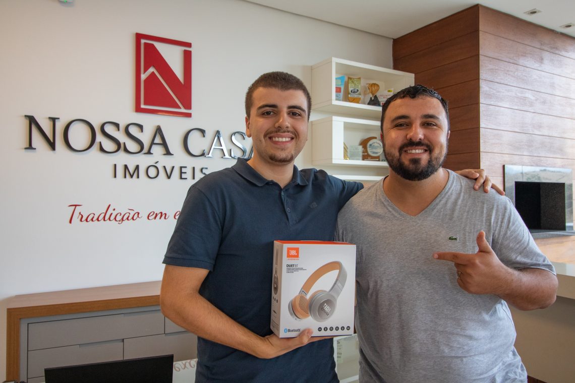 O Corretor Gabriel Scarpini ganhou um fone da JBL do Gerente de Vendas Wagner Rosa