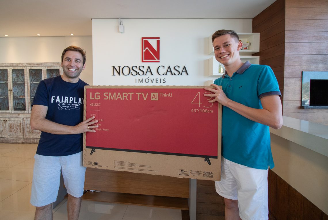 O Corretor Mateus Carcuchinski ganhou uma Smart TV 43" do Sócio-Diretor Jeferson Selau