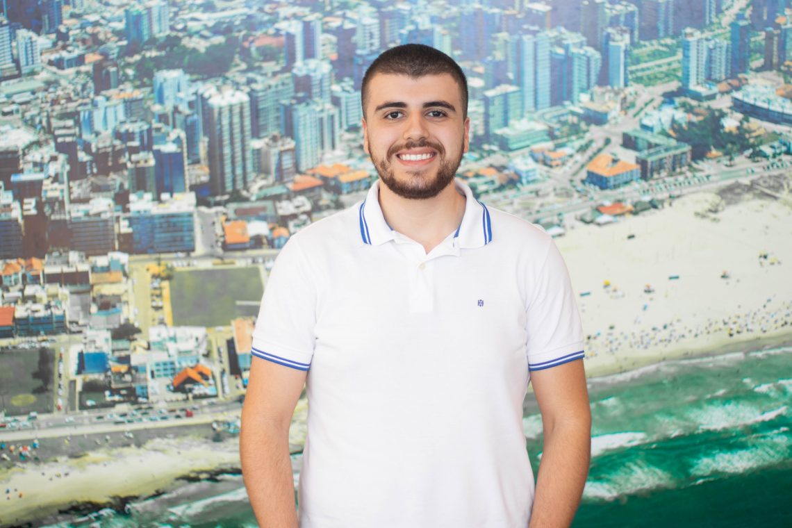 Gabriel ganhou um vale-viagem.